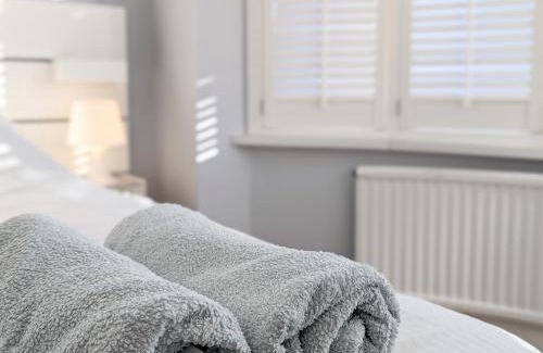 Portsmouth House | Beautiful 4 Bed Portsmouth Home Bright & Modern with Garden & Free Parking & Spa Bath & Fully Equiped Kitchen Perfect For Work or The Family