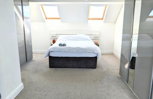 Portsmouth House | Beautiful 4 Bed Portsmouth Home Bright & Modern with Garden & Free Parking & Spa Bath & Fully Equiped Kitchen Perfect For Work or The Family