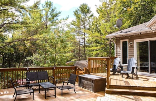 Head Lake Cottage | Beautiful 4 bedroom cottage with a Sauna!
