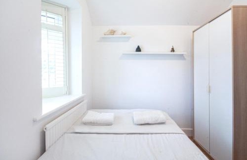 Kidbrooke with Hornfair House | Beautiful 4 Bedroom Home with Garden Sleeps 10