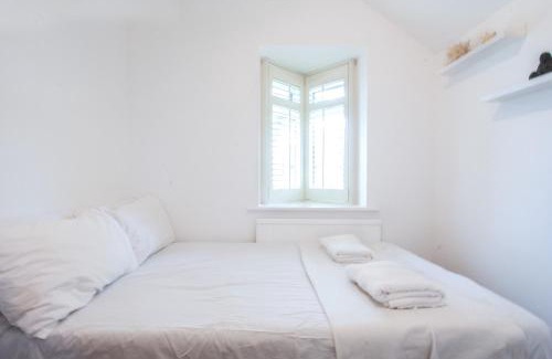 Kidbrooke with Hornfair House | Beautiful 4 Bedroom Home with Garden Sleeps 10