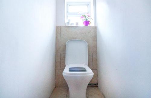 Kidbrooke with Hornfair House | Beautiful 4 Bedroom Home with Garden Sleeps 10