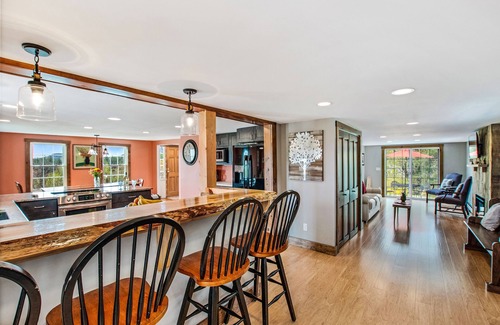 Newbury Other | Beautiful 4 bedroom-sleeps 9 Close to Mountains,Lakes -5 mi to Sunapee w/view