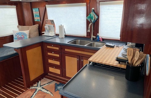 Key West Boat Rental | Beautiful 43 ' sportfish yacht