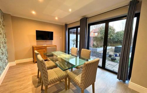 Binfield House | Beautiful 5 Bed 3 Bathroom Detached Family Home 8