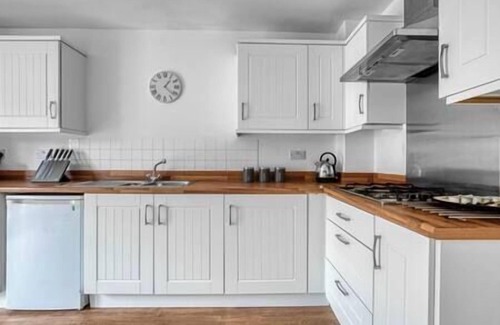 Coventry House | Beautiful 5 Bed House Free WIFI