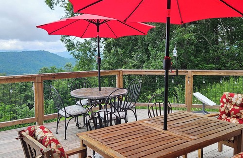 Frank House | Beautiful 5-bedroom log cabin with spectacular mountain views.
