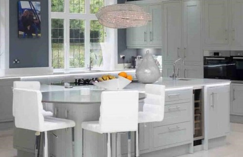 Maidstone House | Beautiful 6 Bedroom Home with Pool & Hot Tub