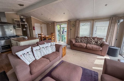 Great Yarmouth Cabin | Beautiful 6 berth lodge at Cherry Tree Holiday Park ref 70002TG