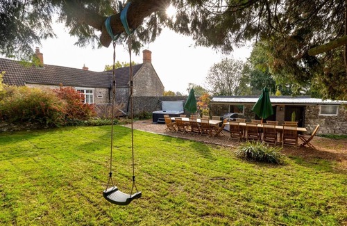 East Horrington House | Beautiful 7 bedroom house with hottub, wifi and parking near Bath/Wells/Frome
