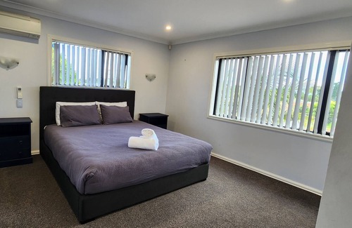 Otahuhu House | Beautiful 7 bedroom holiday home
