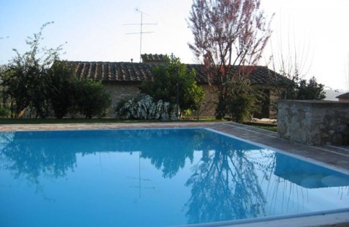 Colle di Val d'Elsa House | Beautiful apartment in villa for 2 guests with pool, TV, patio, pets allowed and parking