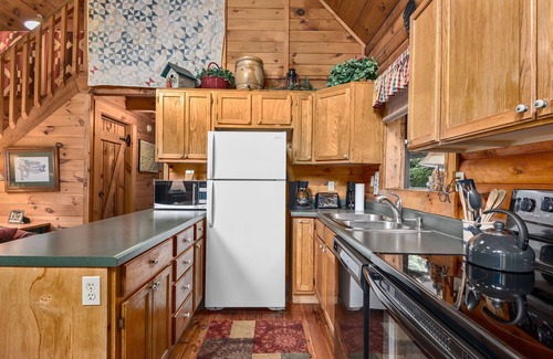 Weaverville Cabin | Beautiful Acorn Cabin, 10 min from Asheville