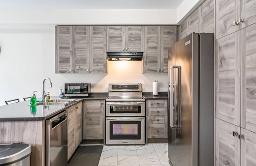 Thorold House | Beautiful and Brand New Home, 3 Bedroom Near Niagara Falls, Free Parking