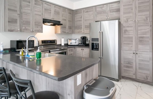 Thorold House | Beautiful and Brand New Home, 3 Bedroom Near Niagara Falls, Free Parking