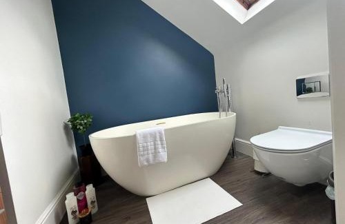 West Brompton Apartment | Beautiful and spacious 2 bed, 2 bath apartment bordering Fulham and Chelsea - entire apartment with private entrance