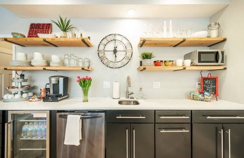 Peregrine House | Beautiful and Private Guest Apartment - Close to USAFA & Garden of the Gods!