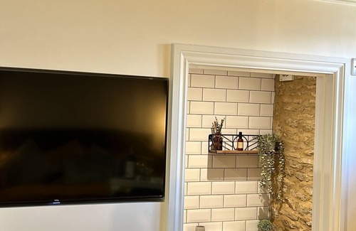 Northampton Apartment | Beautiful Annex in Old Barn with King Size Bed, Ensuite, Kitchen and Dining Area