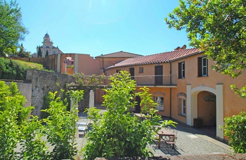 Santo Stefano del Ponte Villa | Beautiful apartment in villa for 6 guests with WIFI, TV and pets allowed