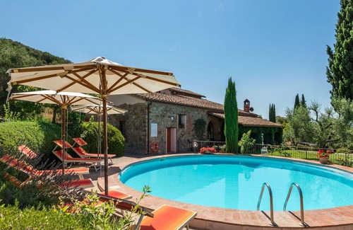 Campagnatico Villa | Beautiful apartment in villa with WIFI, pool, patio, pets allowed, panoramic view and parking