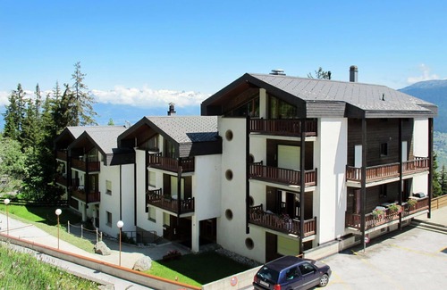 Granges Apartment | Beautiful apartment for 4 guests with WIFI, pool, balcony and parking