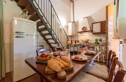 Peccioli Apartment | Beautiful apartment for 7 guests with WIFI, pool, A/C, TV, pets allowed and panoramic view