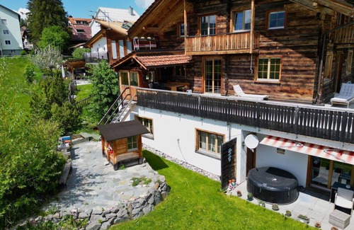 Grisons Apartment | Beautiful apartment for 10 guests with WIFI, TV, balcony and parking