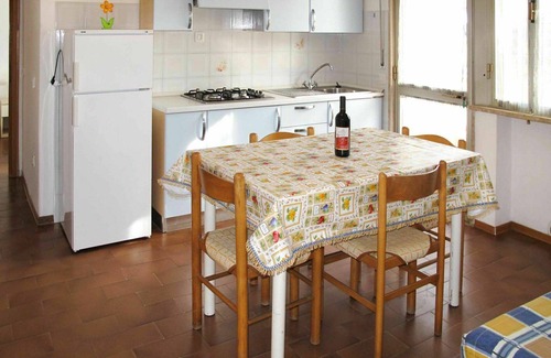 Marina di Cecina Apartment | Beautiful apartment for 6 people with WIFI, A/C, pool, TV, patio, pets allowed and parking