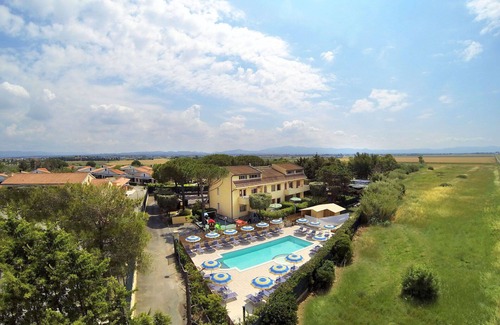 Marina di Cecina Apartment | Beautiful apartment for 6 people with WIFI, A/C, pool, TV, patio, pets allowed and parking