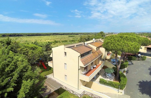 Marina di Cecina Apartment | Beautiful apartment for 6 people with WIFI, A/C, pool, TV, patio, pets allowed and parking