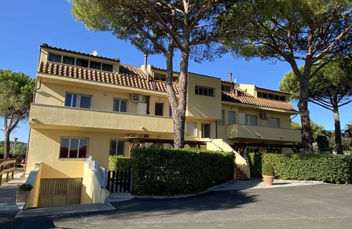 Marina di Cecina Apartment | Beautiful apartment for 6 people with WIFI, A/C, pool, TV, patio, pets allowed and parking