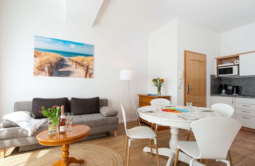 Sellin Villa | Beautiful apartment in villa for 4 guests with WIFI, TV, terrace and pets allowed