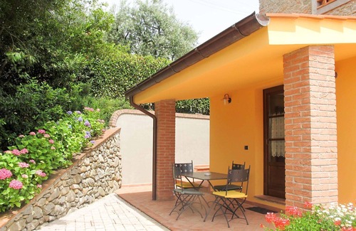Montecarlo Villa | Beautiful apartment in villa with pool, WIFI, TV, terrace, pets allowed and panoramic view