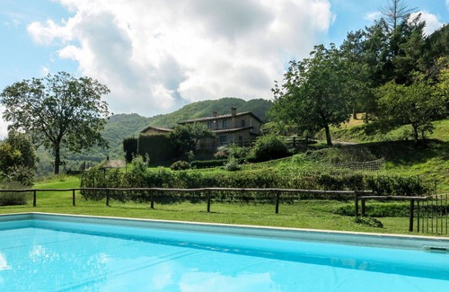 Molazzana Villa | Beautiful apartment in villa for 4 people with WIFI, pool, TV and terrace