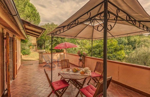 Montaione Apartment | Beautiful apartment for 6 people with WIFI, pool, veranda and panoramic view, close to San Gimig.