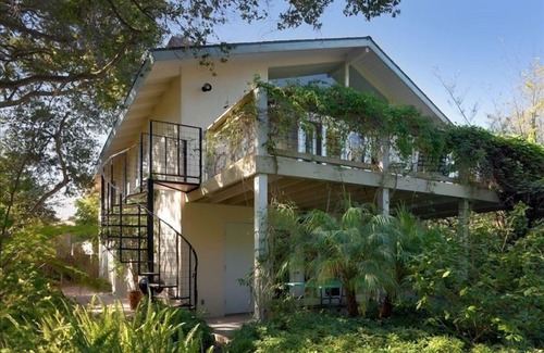 Santa Barbara House | Beautiful Art Lover's Retreat