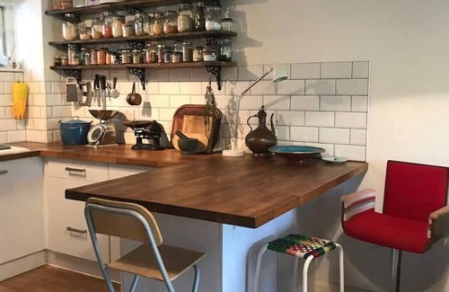 Hackney Apartment | Beautiful balcony apartment - 2 mins to Hackney Downs Station