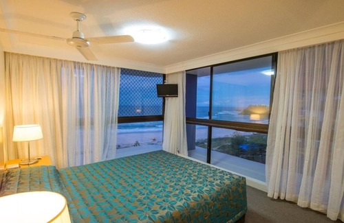 Coolangatta Resort | Beautiful Beach Front Apart. sleep six available Dec.27h 2025 - Jan.10th 2026.