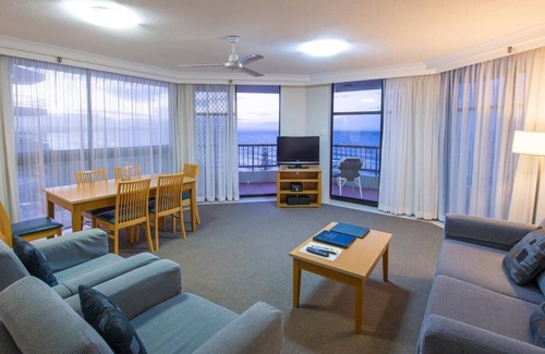 Coolangatta Resort | Beautiful Beach Front Apart. sleep six available Dec.27h 2025 - Jan.10th 2026.