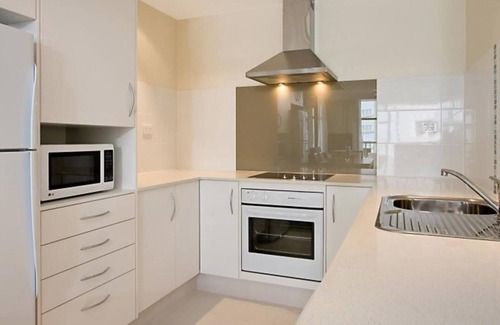 Coolangatta Resort | Beautiful Beach Front Apart. sleep six available Dec.27h 2025 - Jan.10th 2026.