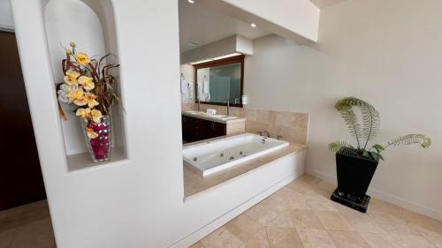 Villa del Mar Apartment | Beautiful Beach Front Condo near Downtown