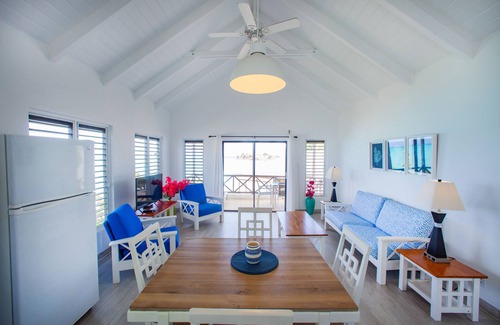 Runaway Bay Apartment | Beautiful beachfront apartment a few steps from a lovely white sand beach.
