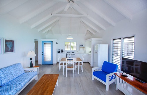 Runaway Bay Apartment | Beautiful beachfront apartment a few steps from a lovely white sand beach.