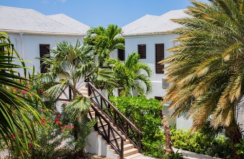 Runaway Bay Apartment | Beautiful beachfront apartment a few steps from a lovely white sand beach.
