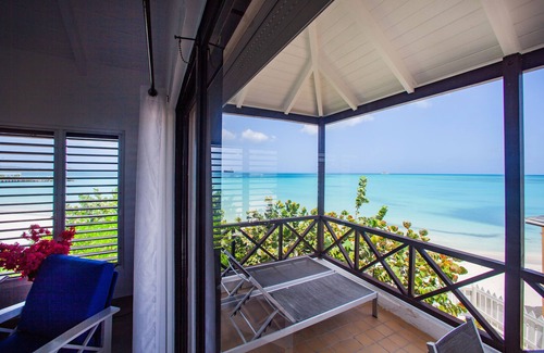 Runaway Bay Apartment | Beautiful beachfront apartment a few steps from a lovely white sand beach.