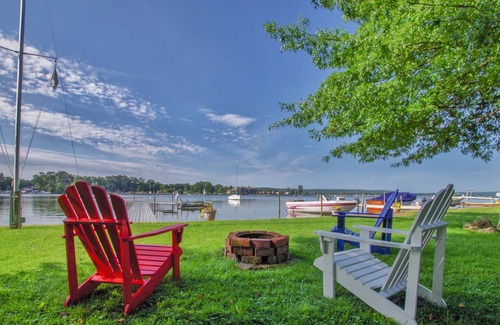 Jamestown Cottage | Beautiful Bonita is a charming, privately owned 2-bedroom lake front cottage