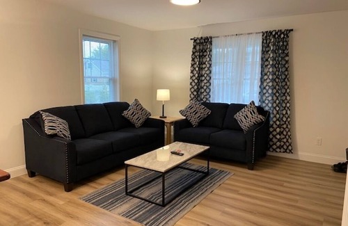 Warwick House | Beautiful brand new 2 bedroom Duplex near Oakland Beach