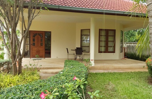 Cha-am House | Beautiful bungalow with shared outdoor pool and 2 km from the sandy beach