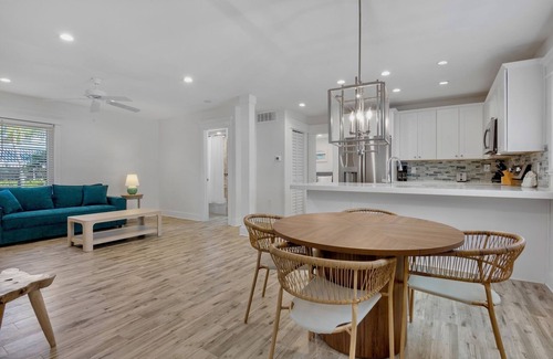 Anna Maria Villa | Beautiful Bungalow with Pool and Bay Views! - Barefoot by the Bay at Bayside Bun