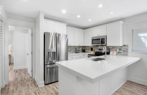 Anna Maria Villa | Beautiful Bungalow with Pool and Bay Views! - Barefoot by the Bay at Bayside Bun